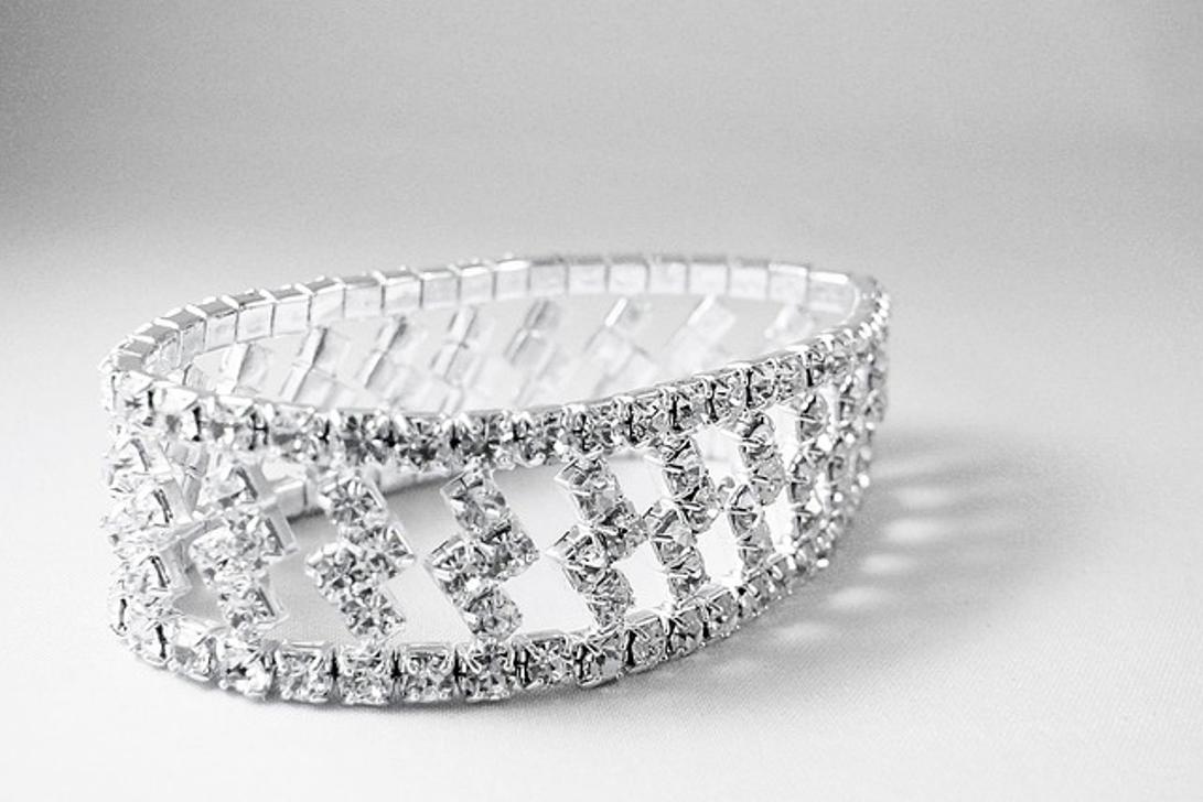 El poder y el significado de las pulseras de encanto negras