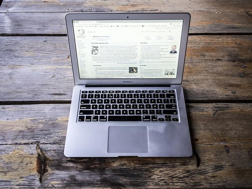 Wie man ein MacBook Air mit einem Monitor verbindet