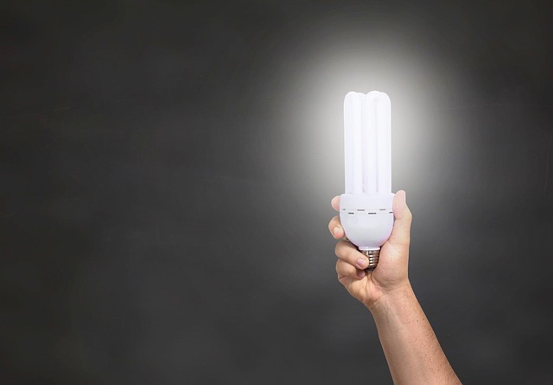 Wie man das Licht beim Entsperren der kabelgebundenen LED-Gaming-Tastatur einschaltet