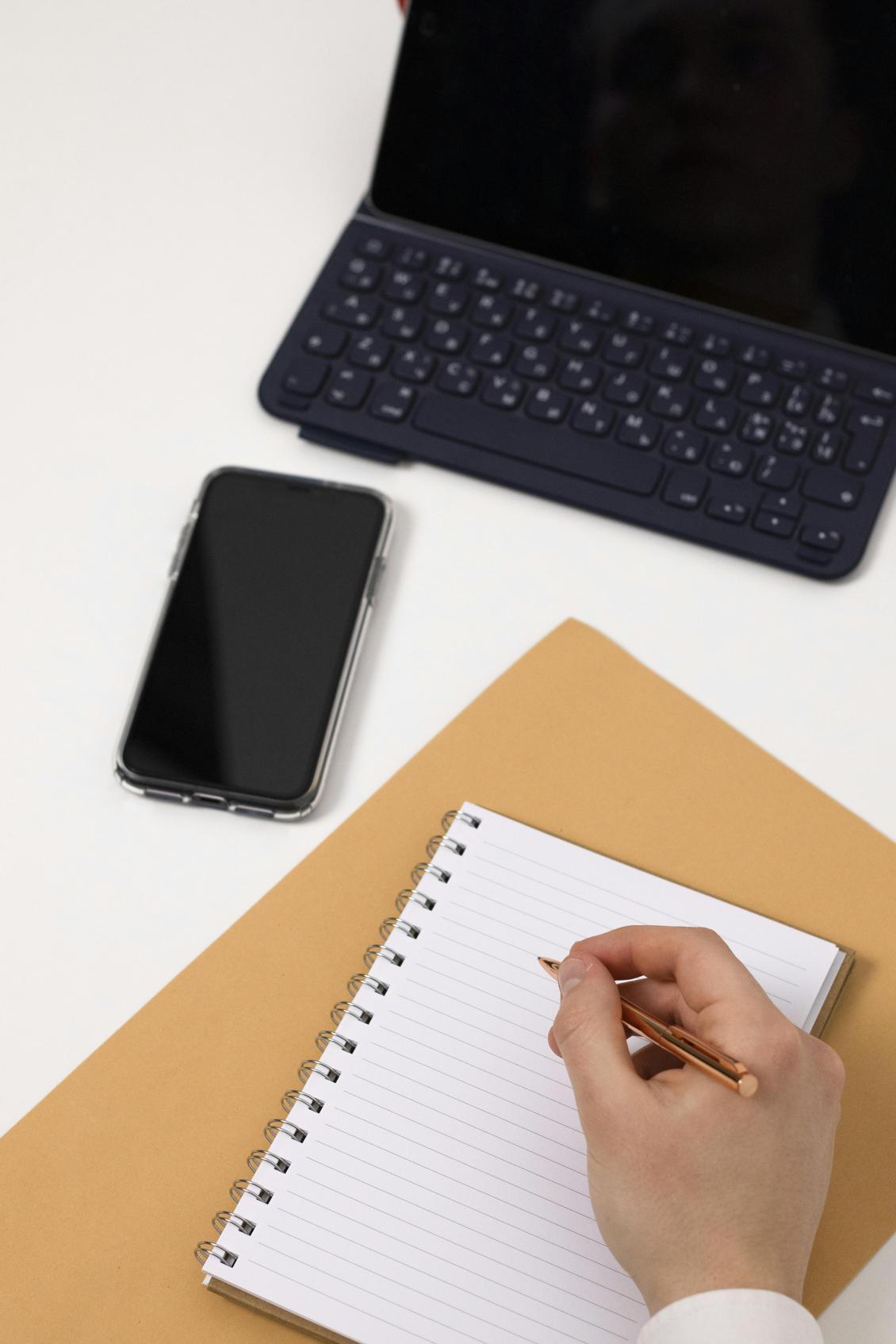 Come rimuovere la scheda SIM dall’iPhone senza uno strumento.