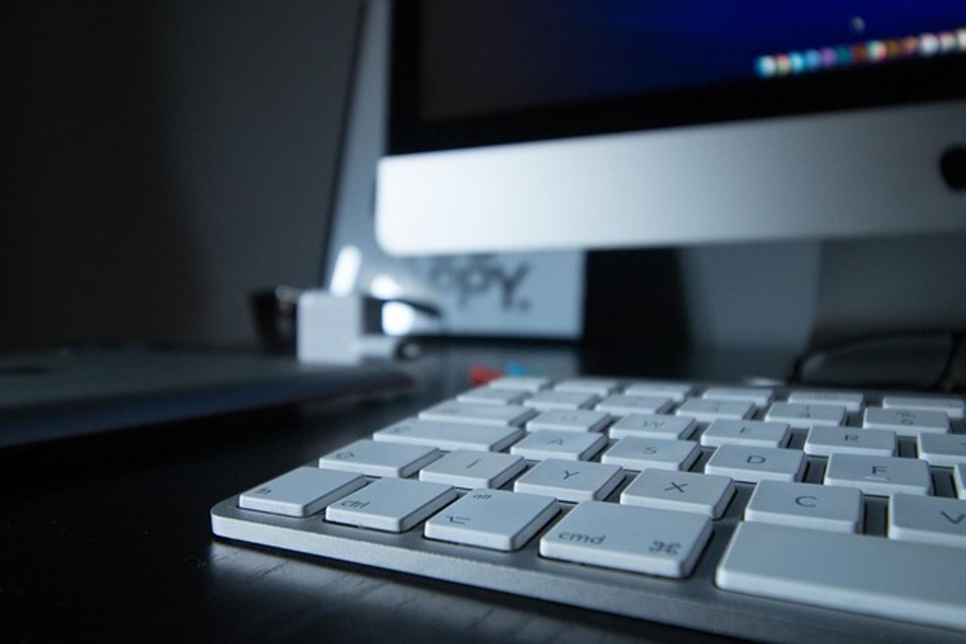 La guía definitiva para una configuración de 3 monitores para productividad y entretenimiento