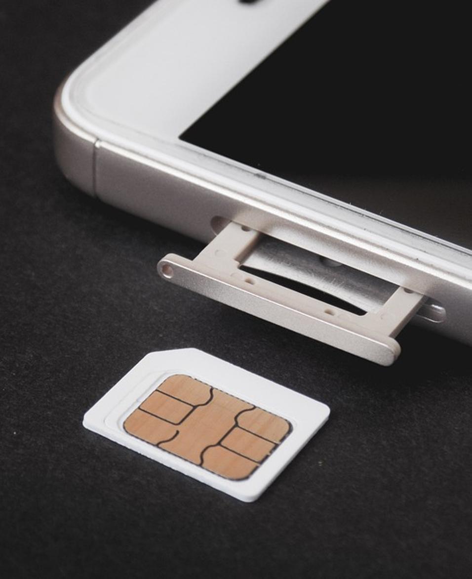 فتحة بطاقة SIM لجهاز iPhone 15: كل ما تحتاج إلى معرفته